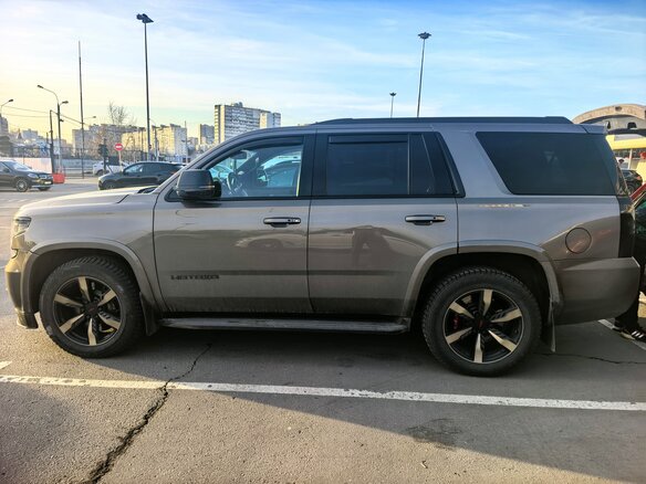2016 Chevrolet Tahoe IV, коричневый, 3899000 рублей - вид 3