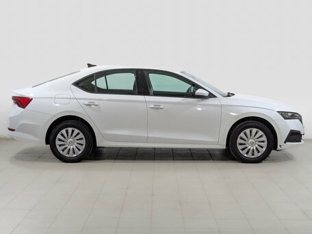 2021 Skoda Octavia IV (A8), белый, 2125000 рублей, вид 4