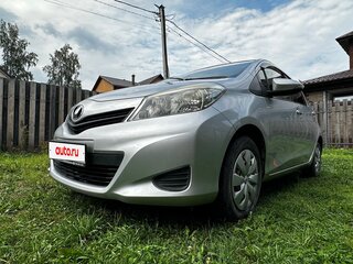 2013 Toyota Vitz III (XP130), серый, 1020000 рублей, вид 2