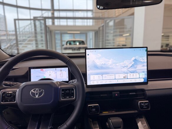 2026 Toyota RAV4 VI (XA60), белый - вид 7