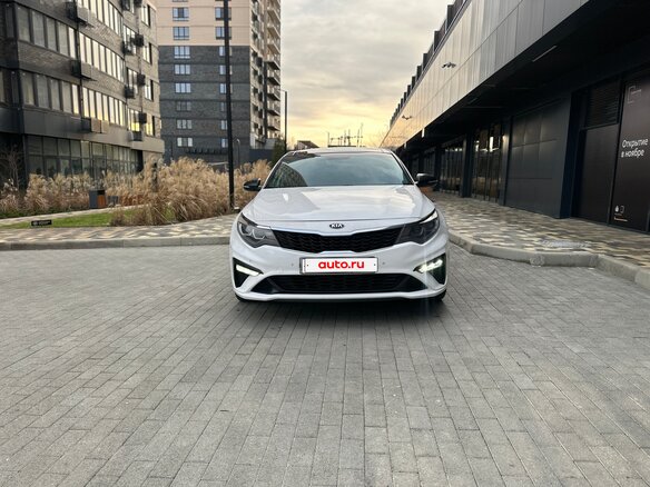 2019 Kia Optima IV Рестайлинг, белый, 1450000 рублей - вид 1