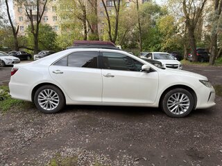 2015 Toyota Camry VII (XV50) Рестайлинг, белый, 1900000 рублей, вид 2