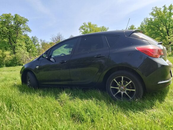 2013 Opel Astra J Рестайлинг, чёрный, 595000 рублей - вид 4