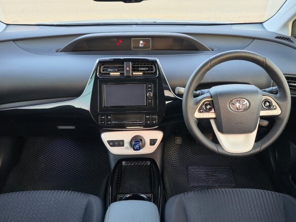 2018 Toyota Prius IV (XW50), серый, 1800000 рублей - вид 11