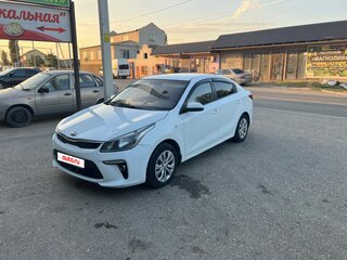 2017 Kia Rio IV, белый, 850000 рублей, вид 2