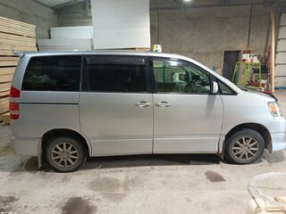 2002 Toyota Noah I (R60), серый, 650000 рублей, вид 4
