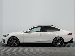 2026 BMW 5 серии 530i xDrive VIII (G60/G61/G68), чёрный, 9650000 рублей, вид 5