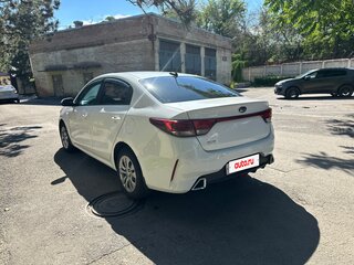 2021 Kia Rio IV Рестайлинг, белый, 1090000 рублей, вид 5