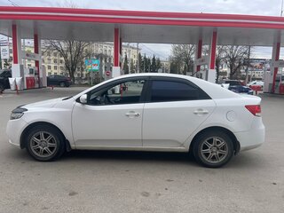 2010 Kia Cerato 5-speed II, белый, 650000 рублей, вид 4