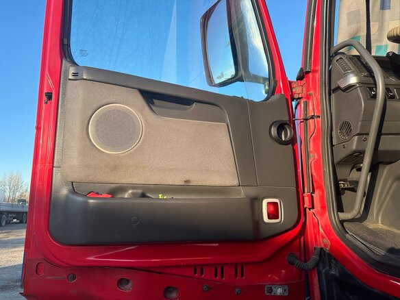 2004 Volvo FH, красный, 3500000 рублей - вид 17