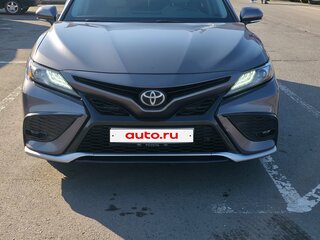 2021 Toyota Camry US Market VIII (XV70) Рестайлинг, серебристый, 2200000 рублей, вид 1