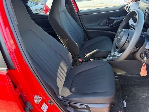 2021 Toyota Yaris IV, красный, 699776 рублей - вид 7
