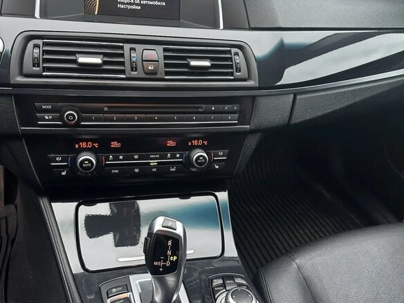 2013 BMW 5 серии 528i xDrive VI (F10/F11/F07) Рестайлинг, белый, 1790000 рублей - вид 17