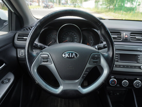 2015 Kia Rio III Рестайлинг, белый, 877000 рублей - вид 12