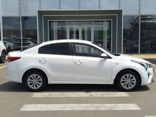 2021 Kia Rio IV Рестайлинг, белый, 1730000 рублей, вид 3