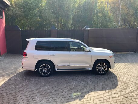 2021 Toyota Land Cruiser 200 Series Рестайлинг 2, белый, 9990000 рублей, вид 3