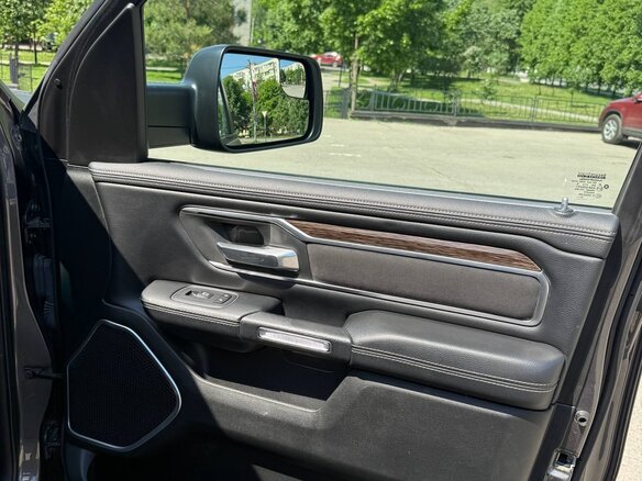 2019 Ram 1500 Crew Cab V, серый, 5700000 рублей - вид 8