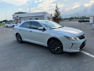 2016 Toyota Camry VII (XV50) Рестайлинг, белый, 2390000 рублей, вид 3