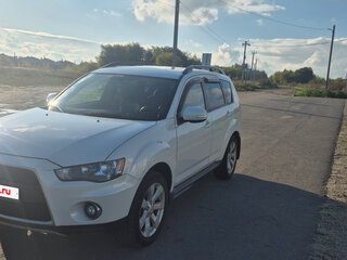 2011 Mitsubishi Outlander II Рестайлинг, белый, 1450000 рублей, вид 4