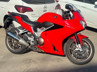 2015 Honda VFR 800, красный, 690000 рублей, вид 4