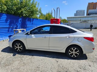 2013 Hyundai Solaris I, серебристый, 1065000 рублей, вид 5
