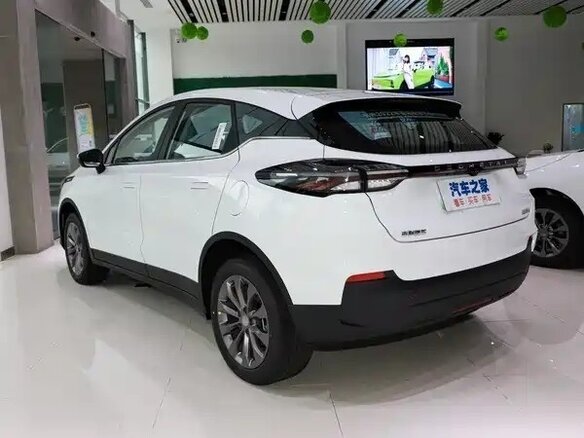 2026 Geely Geometry M6 53 kWh, серый - вид 4
