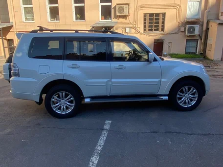 2013 Mitsubishi Pajero IV Рестайлинг 1, белый, 1900000 рублей, вид 2