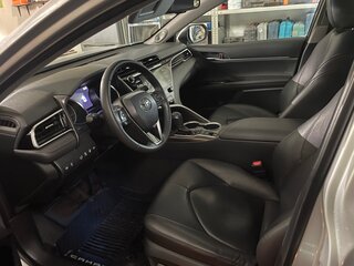 2020 Toyota Camry VIII (XV70), серебристый, 3000000 рублей, вид 4