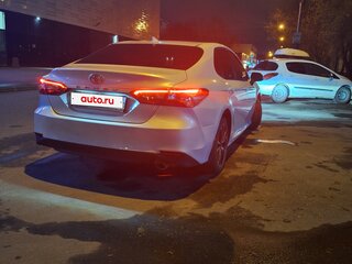 2021 Toyota Camry VIII (XV70), белый, 2300000 рублей, вид 3