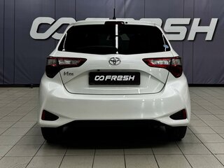 2019 Toyota Vitz III (XP130) Рестайлинг, белый, 829000 рублей, вид 4