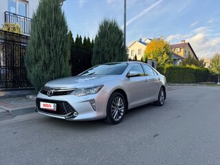 2017 Toyota Camry VII (XV50) Рестайлинг 2, серебристый, 3200000 рублей, вид 1