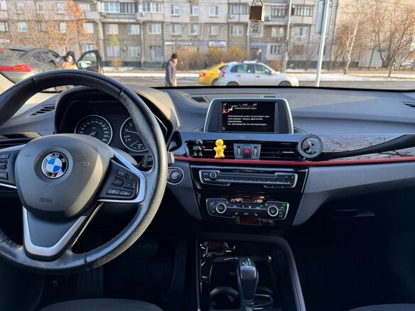 2017 BMW X1 20i xDrive II (F48), белый, 2400000 рублей - вид 17