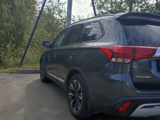 2022 Mitsubishi Outlander III Рестайлинг 3, серый, 2410000 рублей, вид 4