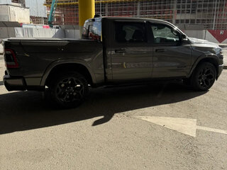 2022 Ram 1500 Quad Cab V, серый, 6800000 рублей, вид 3