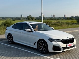 2021 BMW 5 серии 530i xDrive VII (G30/G31/G38) Рестайлинг, белый, 3550000 рублей, вид 4