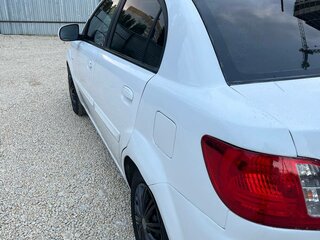 2010 Kia Rio II Рестайлинг, белый, 450000 рублей, вид 4