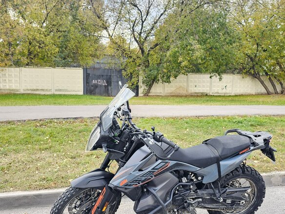 2022 KTM 890 Adventure, серый, 900000 рублей - вид 1