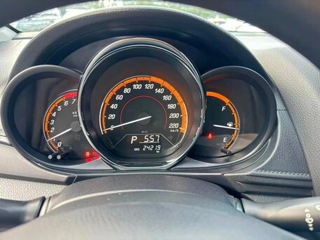 2022 Toyota Yaris L XP150 Рестайлинг, белый, 1200000 рублей, вид 4