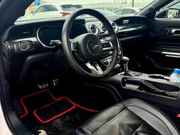 2022 Ford Mustang VI Рестайлинг, белый, 3250000 рублей - вид 3