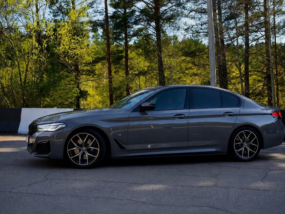 2020 BMW 5 серии 530i xDrive VII (G30/G31/G38) Рестайлинг, серый, 6000000 рублей - вид 2