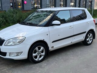 2011 Skoda Fabia II Рестайлинг, белый, 450000 рублей, вид 1