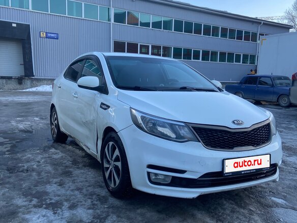 2017 Kia Rio III Рестайлинг, белый, 900000 рублей - вид 3