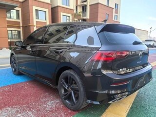 2023 Volkswagen Golf VIII, чёрный, 1520000 рублей, вид 5