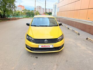 2017 Volkswagen Polo V Рестайлинг, жёлтый, 500000 рублей, вид 2