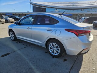 2018 Hyundai Solaris II, серебристый, 990000 рублей, вид 5