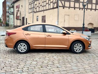 2017 Hyundai Solaris II, оранжевый, 950000 рублей, вид 2