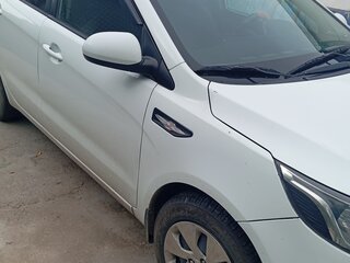 2013 Kia Rio III, белый, 900000 рублей, вид 4