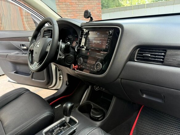 2016 Mitsubishi Outlander III Рестайлинг 2, белый, 2130000 рублей - вид 16