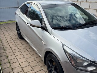 2015 Hyundai Solaris I Рестайлинг, серебристый, 1000000 рублей, вид 4