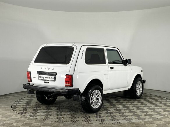2017 Lada (ВАЗ) 2121 (4x4) I Рестайлинг, белый, 580000 рублей - вид 4